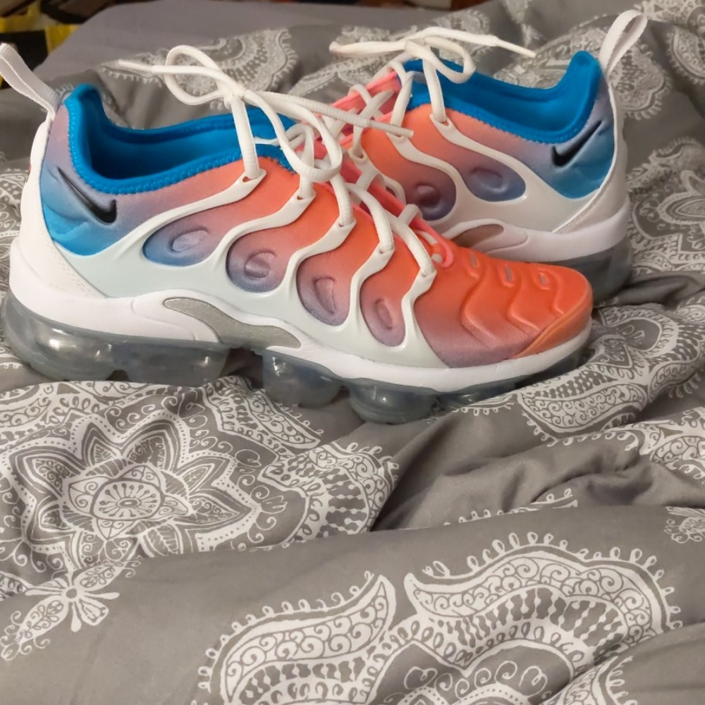 Vapormax plus lava glow